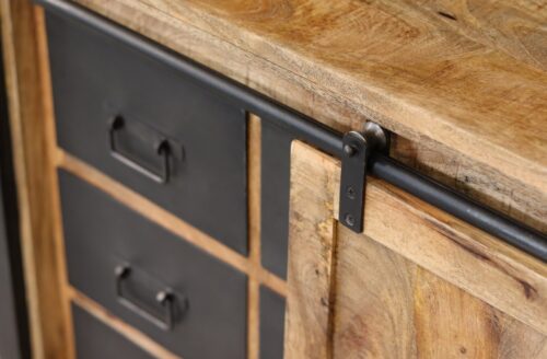 Buffet en bois et en métal, gros plan sur la partie centrale