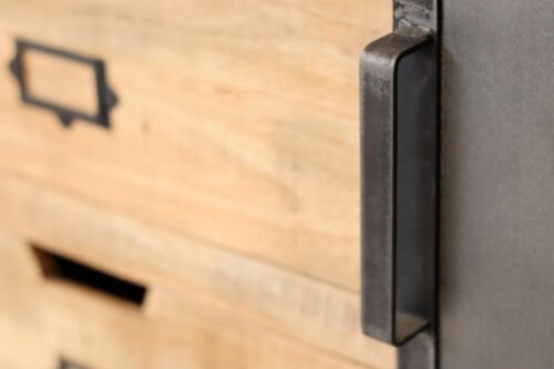 Buffet en bois et en métal, gros plan sur la partie centrale