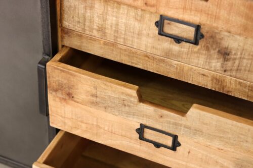 Buffet en bois et en métal, gros plan sur les tiroirs