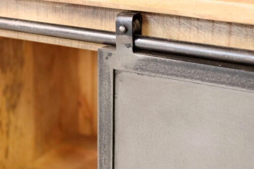 Buffet en bois et en métal, gros plan sur une porte coulissante