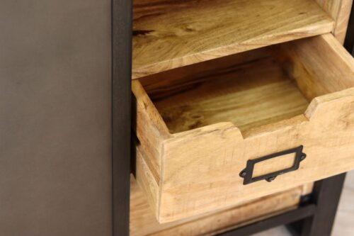 Meuble d'entrée en bois et en métal, gros plan sur un tiroir ouvert