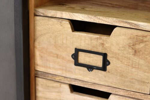 Meuble d'entrée en bois et en métal, gros plan sur un tiroir fermé