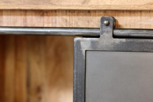 Meuble d'entrée en bois et en métal, gros plan sur le haut de la porte coulissante