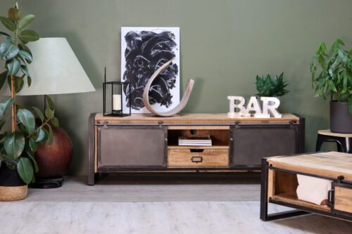 Meuble télé en bois et en métal mis en situation, entouré de plantes et autres décorations