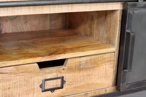 Meuble télé en bois et en métal, gros plan sur la partie centrale