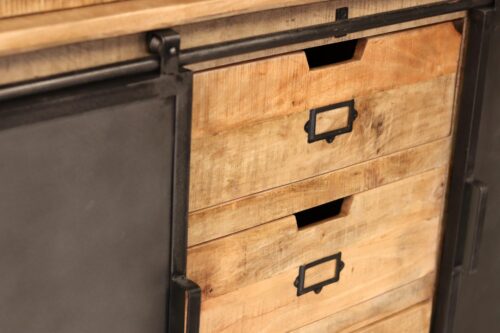 Vaisselier en bois et en métal, gros plan sur les tiroirs